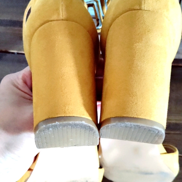 Heels - Picture 2 of 3